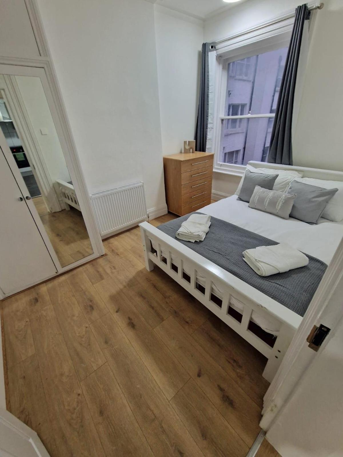 Comfortable Flat For 10 Near Paddington Londra